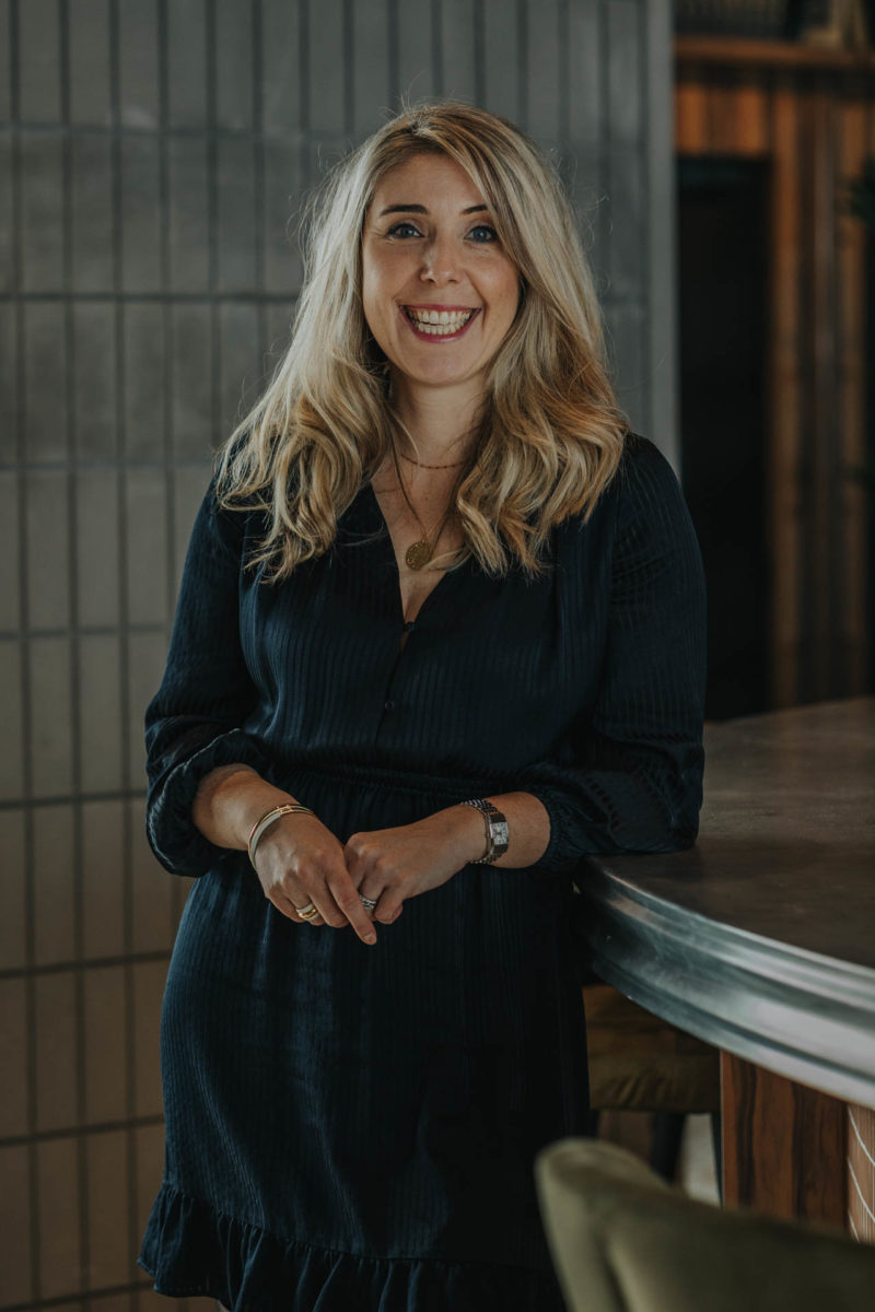 Photographe de portrait de femme en entreprise