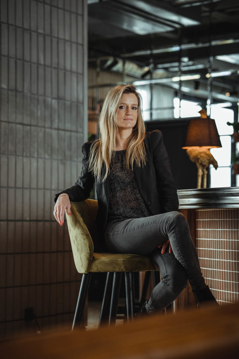 Photographie de portrait de femme en entreprise